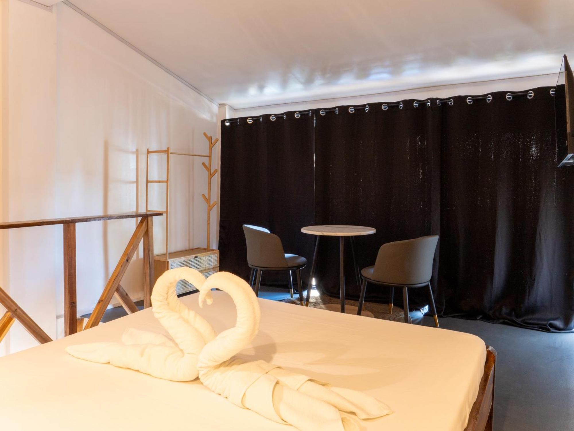 Sip Sunset Hostel And Lounge 爱妮岛 外观 照片